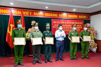 Chủ tịch UBND tỉnh Điện Biên Lê Thành Đô trao Bằng khen tặng các tập thể, cá nhân phá thành công chuyên án.