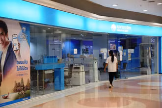 Nhiều doanh nghiệp buộc phải ngừng hoạt động khi lệnh phong tỏa được áp đặt tại 29 tỉnh. (Ảnh: Bưu điện Bangkok)