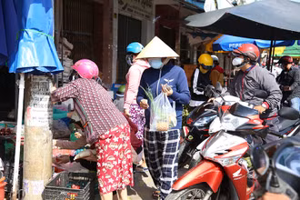 Người dân tập trung mua rau, củ, quả tại chợ Thạnh Trị, phường 4, TP Mỹ Tho (Tiền Giang) trưa 17/8.