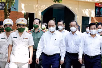 Chủ tịch nước Nguyễn Xuân Phúc kiểm tra công tác xét đặc xá năm 2021 tại Trại giam Ngọc Lý. Ảnh: TTXVN