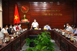 Bí thư Tỉnh ủy Hậu Giang Nghiêm Xuân Thành chỉ đạo tại cuộc họp.