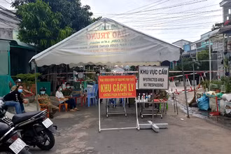 Chốt cách ly phòng, chống dịch Covid-19 tại đường Nguyễn Xí, phường Phú Tài, TP Phan Thiết được lập sau khi phát hiện một lái xe từ Bình Dương về địa phương mắc Covid-19. 
