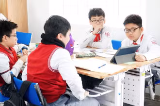 Học sinh Trường THCS Ngoại ngữ trong giờ học. Ảnh: UMS