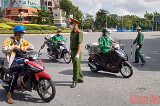 Các lực lượng tổ chức kiểm tra, kiểm soát người dân lưu thông tại khu vực vòng xoay Điện Biên Phủ. (Ảnh: Quang Quý)
