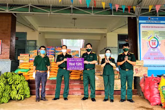 Đại diện Trung đoàn 719 trao tặng 3,5 tấn thực phẩm cho người dân và lực lượng tuyến đầu chống dịch Covid-19 ở TP Hồ Chí Minh.