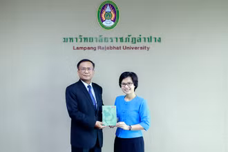Tác giả tặng sách cho trường Đại học Lampang Rajabhat.
