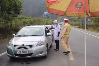 Do nhiều lối tắt, lối mòn vào tỉnh nên việc kiểm soát người ra, vào địa bàn Bắc Kạn gặp nhiều khó khăn. (Trong ảnh: Lực lượng chức năng tỉnh Bắc Kạn kiểm soát người vào tỉnh trên quốc lộ 3). 