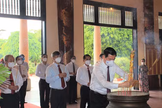 Lãnh đạo tỉnh Đồng Nai dâng hương tưởng niệm 52 năm Ngày mất Chủ tịch Hồ Chí Minh tại Bái đường của Văn miếu Trấn Biên.