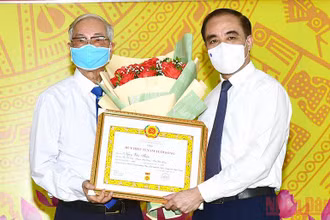 Đồng chí Chẩu Văn Lâm, Bí thư Tỉnh ủy Tuyên Quang (bên phải ảnh) trao tặng Huy hiệu 55 tuổi Đảng cho đồng chí Ngụy Văn Thận, nguyên Phó Bí thư Thường trực Tỉnh ủy Tuyên Quang.