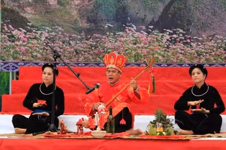 Tiết mục then “mời trầu, cau thổ công” do các nghệ nhân hát then, đàn tính Hà Giang biểu diễn tại Liên hoan năm 2018. (Ảnh: KHÁNH TOÀN)