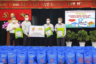 Chủ tịch Hội Doanh nhân trẻ Việt Nam Đặng Hồng Anh (thứ 2 từ trái sang trong ảnh) trao 1.000 “Túi thuốc cứu người” tặng Quận ủy quận 3 (TP Hồ Chí Minh).