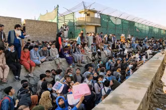 Đám đông chờ bên ngoài sân bay Kabul, ngày 25/8. (Ảnh: Reuters)