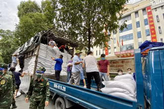 FPT phối hợp Quỹ Hy vọng nhanh chóng triển khai chương trình túi gạo nghĩa tình.