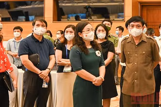 Tổng thư ký, Chủ nhiệm Văn phòng Quốc hội Bùi Văn Cường kiểm tra công tác chuẩn bị hội nghị AIPA 42. Ảnh: DUY LINH.