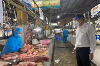 Chủ tịch UBND TP Đà Nẵng Lê Trung Chinh kiểm tra các quầy hàng tại chợ Hoà An sáng nay, 27/8.