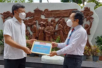 Đại diện Báo Nhân Dân trao kinh phí của Quỹ Hạt giống Việt cho đại diện Trường đại học Khoa học - Xã hội và Nhân văn nhằm hỗ trợ cho sinh viên có hoàn cảnh khó khăn trong dịch Covid-19.