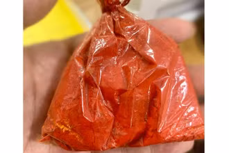 Hình ảnh gói bột tạo màu món sốt vang.