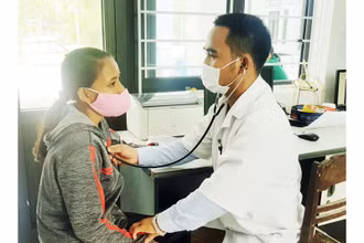 Bác sĩ Hồ Trung Ương thăm, khám bệnh cho người dân.