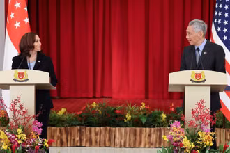 Thủ tướng Singapore Lý Hiển Long và Phó Tổng thống Mỹ Kamala Harris trong cuộc họp báo chung ngày 23/8. (Ảnh: Reuters)