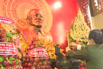 Dâng hương tại Khu lưu niệm Chủ tịch Tôn Đức Thắng, ở xã Mỹ Hòa Hưng, TP Long Xuyên, tỉnh An Giang.