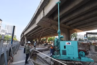 Các đơn vị thi công làm việc tại công trường xây dựng hầm chui Lê Văn Lương trong thời gian Hà Nội giãn cách xã hội. (Ảnh: Đăng Anh)