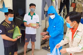 Trao quà cho công nhân gặp khó khăn tại thôn 1, xã Long Sơn, TP Vũng Tàu (Bà Rịa - Vũng Tàu).