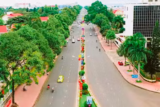 Một tuyến đường trung tâm của thành phố Buôn Ma Thuột thưa thớt người qua lại trong những ngày giãn cách xã hội theo Chỉ thị 16 của Thủ tướng Chính phủ. 
