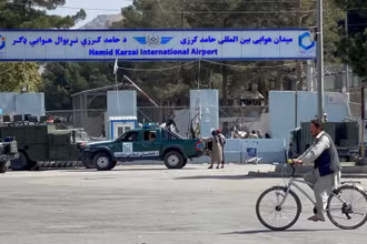 Cổng vào sân bay Hamid Karzai tại Kabul, Afghanistan, ngày 27/8. (Ảnh: Reuters)