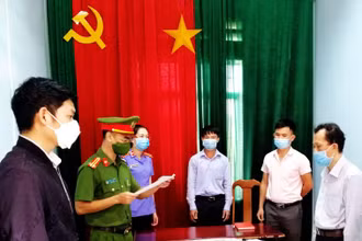 Công an tỉnh Gia Lai thi hành lệnh khám xét, bắt tạm giam Nguyễn Phi Hùng (phải).