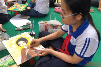 Trẻ em trong một cuộc thi vẽ tranh.