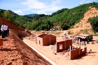 Lãnh đạo tỉnh kiểm tra xây dựng khu tái định cư tại xã Phước Thành.
