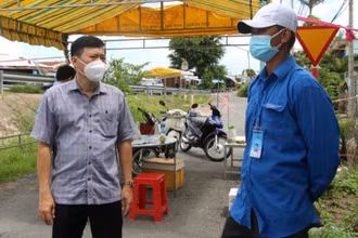 Chủ tịch UBND tỉnh Đồng Tháp kiểm tra công tác phòng, chống dịch tại huyện Tháp Mười.