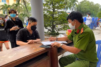 Cán bộ Công an làm thủ tục nhận phòng cho người dân tại Nhà nghỉ Công đoàn Thanh Đa (quận Bình Thạnh).