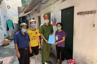 Công an phường Xuân Đỉnh cùng các ban, ngành đoàn thể vận động các chủ nhà trọ giảm tiền thuê cho người lao động gặp khó khăn.