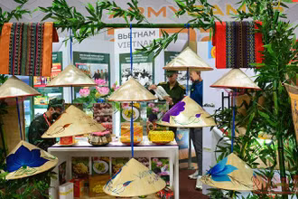Phía ngoài gian triển lãm của Quân đội nhân dân Việt Nam tại Nhà Hữu nghị ở thao trường Alabino, Liên bang Nga. Ảnh: TRỊNH DŨNG