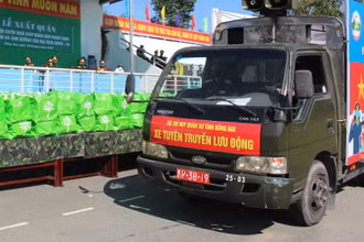 Đoàn xe xuất quân thực hiện chiến dịch cao điểm chống dịch.