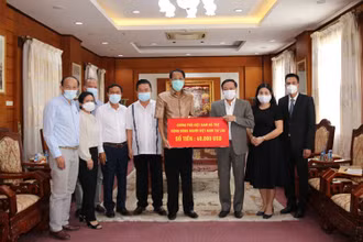 Ông Nguyễn Duy Trung (thứ tư từ phải qua) đón nhận quà tặng của Chính phủ, chiều 6/8.