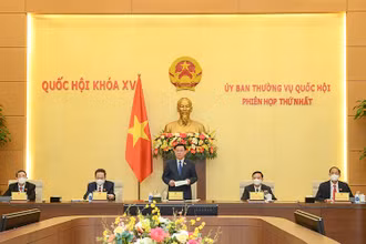 Chủ tịch Quốc hội Vương Đình Huệ phát biểu tại Phiên họp thứ Nhất của Uỷ ban Thường vụ Quốc hội khoá XV. (Ảnh: Cổng Thông tin Quốc hội)