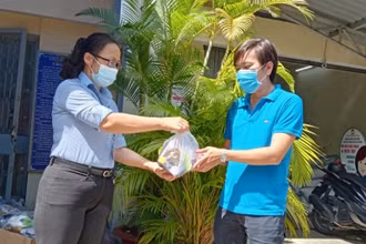 Mặt trận Tổ quốc quận Bình Thạnh trao nhu yếu phẩm hỗ trợ cho 1 hộ dân khó khăn trên địa bàn quận.