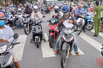 Một số tuyến đường tại TP Hồ Chí Minh xảy ra tình trạng ùn ứ khi đi qua cá chốt kiểm soát. (Ảnh: Quang Quý)