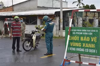 Các lực lượng quân sự xã Phạm Văn Cội, huyện Củ Chi, Thành phố Hồ Chí Minh làm nhiệm vụ ở chốt đường liên xã Bùi Thị Điệp 501. (Ảnh: TTXVN)