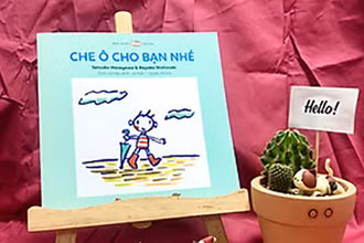 Cuốn truyện tranh "Che ô cho bạn nhé". (Ảnh: Internet)