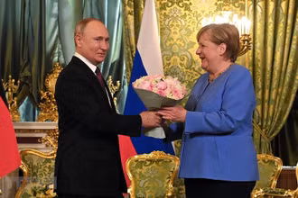 Tổng thống Nga Vladimir Putin (bên trái) và Thủ tướng Đức Angela Merkel tại cuộc gặp ở Moskva, Nga, ngày 20/8/2021. (Ảnh: TTXVN)