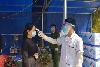 Lực lượng chức năng tại chốt kiểm soát Pha Đin (huyện Tuần Giáo, tỉnh Điện Biên) kiểm tra thân nhiệt người vào địa bàn.
