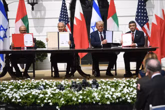 Cựu Tổng thống Mỹ Donald Trump (thứ 2, phải) chủ trì lễ ký kết thỏa thuận bình thường hóa quan hệ lịch sử giữa Israel - UAE và Bahrain tại Nhà Trắng ngày 15/9/2020. Ảnh: AFP/TTXVN
