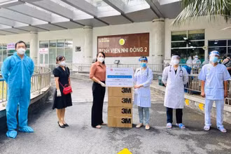 Đại diện Bộ Kế hoạch và Đầu tư trao tặng khẩu trang y tế cho cán bộ y tế tuyến đầu tại TP Hồ Chí Minh. (Ảnh: Bộ Kế hoạch và Đầu tư)