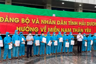 Lãnh đạo tỉnh Hải Dương động viên đoàn công tác vận chuyển lương thực vào miền nam.