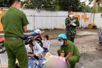 Hình ảnh các cán bộ, chiến sĩ Công an nhân dân giúp thai phụ sinh em bé thành công ngay trên vỉa hè. (Ảnh: CTV).