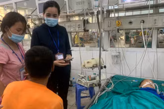 Cán bộ Chi cục An toàn vệ sinh thực phẩm tỉnh Hà Giang xác minh nguyên nhân ngộ độc quả hồng châu tại Bệnh viện đa khoa tỉnh Hà Giang. (Ảnh: Bích Hạnh)