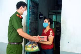 Lực lượng Công an TP Long Khánh tặng quà cho người ở trọ trên địa bàn.